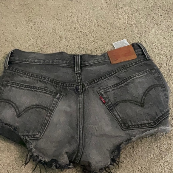 Levi 501 shorts size w27 - Picture 2 of 3